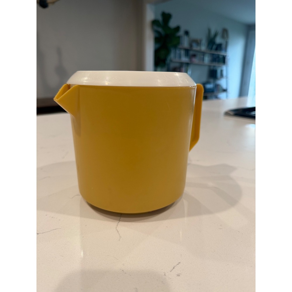 Vintage Rubbermaid Harvest Gold 1.5 Quart Pitcher with White Strainer Lid 2745 2